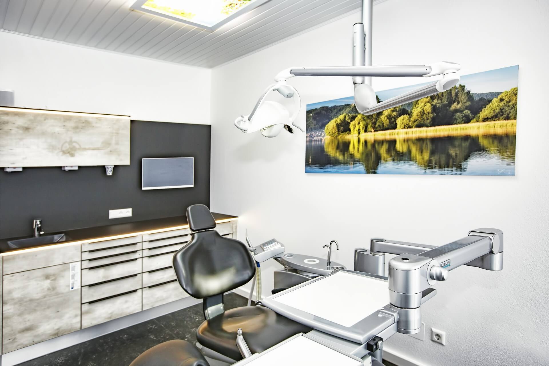 Zahnarztpraxis Dr. Loher Behandlungszimmer 